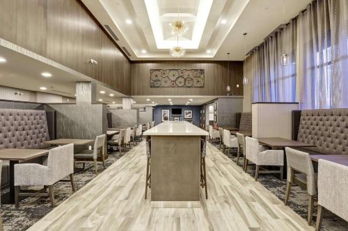 a dining room with tables and chairs at Hampton Inn St. Catharines Niagara in St. Catharines