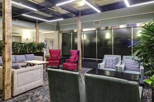 Posezení v ubytování Embassy Suites Williamsburg