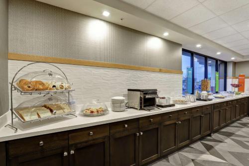 a cafeteria with aasteryasteryasteryasteryasteryasteryasteryasteryasteryasteryasteryastery at Hampton Inn St. Catharines Niagara in St. Catharines