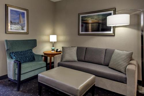 Posezení v ubytování Embassy Suites Williamsburg