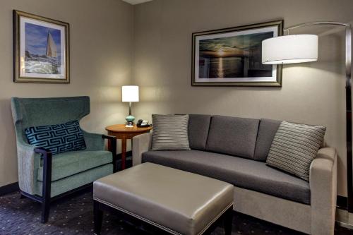 Posezení v ubytování Embassy Suites Williamsburg
