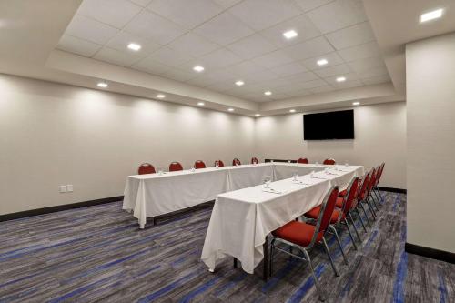 a conference room with a long table and chairs at Hampton Inn St. Catharines Niagara in St. Catharines