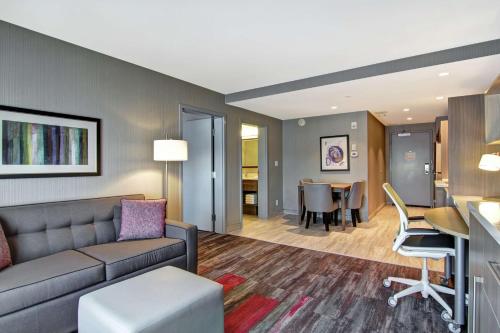 Χώρος καθιστικού στο Home2 Suites By Hilton Edmonton South