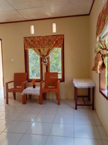 une salle d'attente avec des chaises et une fenêtre dans l'établissement SegeHomestay, à Rinondoran