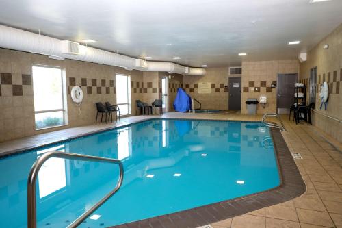 埃倫斯堡的住宿－埃倫斯堡漢普頓酒店，在酒店房间的一个大型游泳池