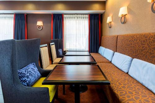 Χώρος καθιστικού στο Hampton Inn Youngstown/Boardman