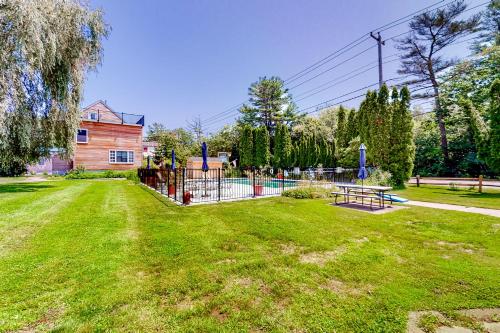 a yard with a fence and a picnic table at Shorebreeze Inn in Kennebunk