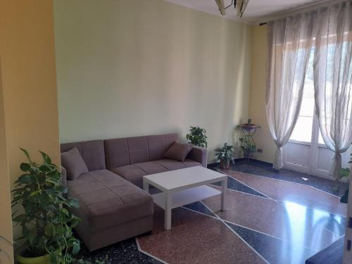 a living room with a couch and a table at Casa dei Baiocchi in Cairo Montenotte