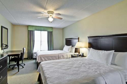 Habitación de hotel con 2 camas y ventilador de techo. en Homewood Suites by Hilton Sudbury, en Sudbury