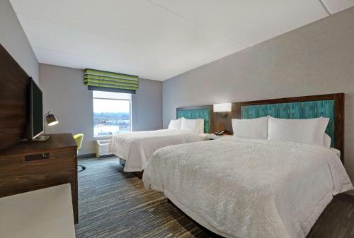 Una cama o camas en una habitación de Hampton Inn Peterborough