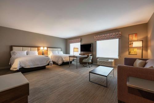 Hampton Inn & Suites Charlottetown في شارلوت تاون: غرفة فندقية بسريرين وتلفزيون بشاشة مسطحة