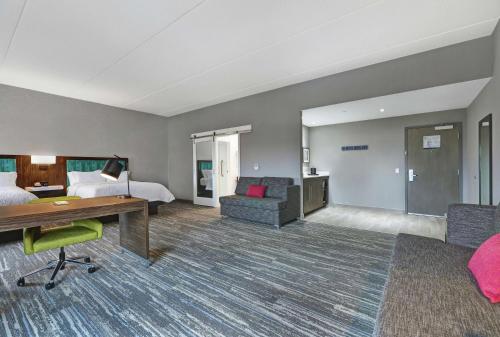 Una cama o camas en una habitación de Hampton Inn Peterborough
