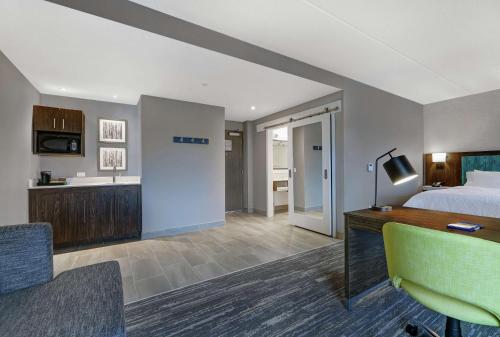 Una cocina o cocineta en Hampton Inn Peterborough