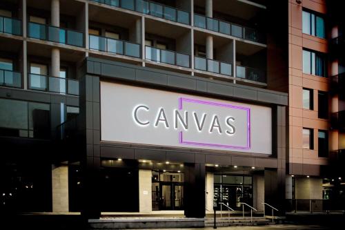 Canvas Moncton, Tapestry Collection By Hiltonに飾ってある許可証、賞状、看板またはその他の書類