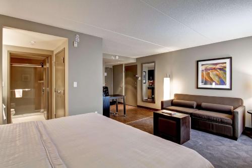 Cama o camas de una habitación en Homewood Suites by Hilton Toronto-Ajax