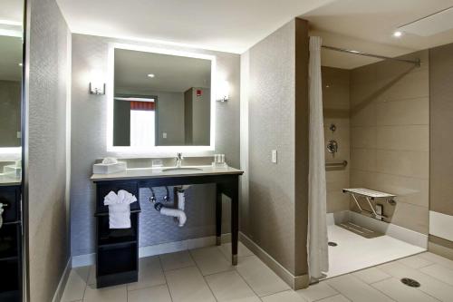 Un baño de Homewood Suites by Hilton Toronto-Ajax