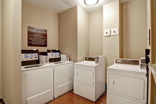 een wasruimte met twee wasmachines bij Homewood Suites by Hilton Toronto-Ajax in Ajax