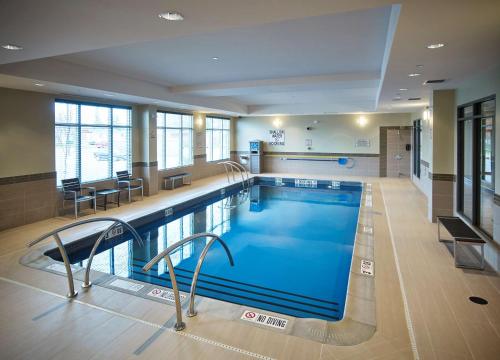ein großer Pool in einem Gebäude in der Unterkunft Hampton Inn by Hilton Timmins in Timmins