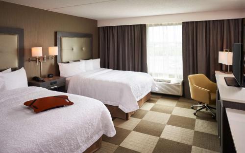 Una cama o camas en una habitación de Hampton Inn by Hilton Timmins
