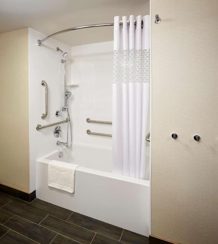 Un baño de Hampton Inn by Hilton Timmins