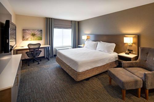 A bed or beds in a room at Hilton Garden Inn Toronto-Oakville