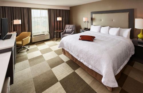Una cama o camas en una habitación de Hampton Inn by Hilton Timmins
