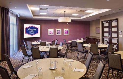 El área de trabajo o centro de convenciones de Hampton Inn by Hilton Timmins