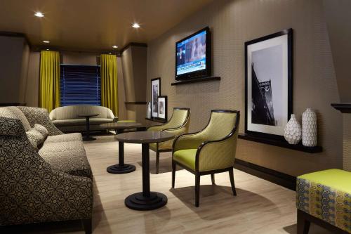 Area soggiorno di Hampton Inn & Suites Montreal-Dorval