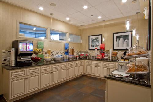 a restaurant with a counter with aasteryasteryasteryasteryasteryasteryasteryasteryastery at Hampton Inn - Vancouver Airport/Richmond in Richmond