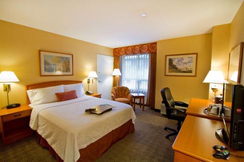 Pokój hotelowy z łóżkiem i biurkiem w obiekcie Hampton Inn - Vancouver Airport/Richmond w mieście Richmond