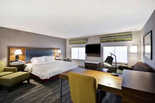 Habitación de hotel con cama y escritorio en Hampton Inn & Suites Yuma en Yuma