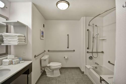 Ένα μπάνιο στο Hampton Inn & Suites Yuma
