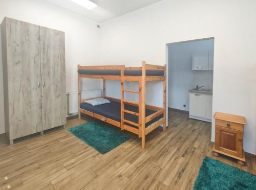 - une chambre avec des lits superposés et du parquet dans l'établissement Pokoje Gościnne pod Orzechem, 