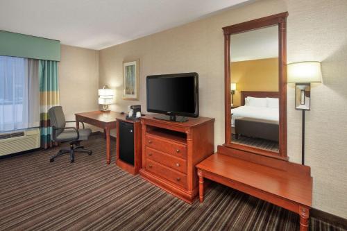 Télévision ou salle de divertissement dans l'établissement Hampton Inn & Suites by Hilton Toronto Airport