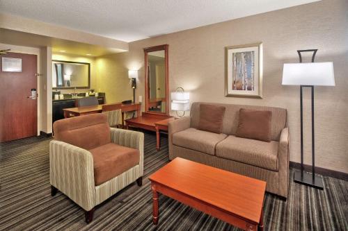 Coin salon dans l'établissement Hampton Inn & Suites by Hilton Toronto Airport