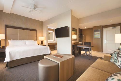 Habitación de hotel con cama y escritorio en Homewood Suites by Hilton Calgary Downtown, en Calgary
