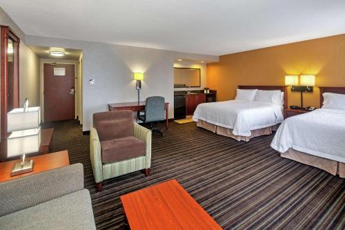 Un ou plusieurs lits dans un hébergement de l'établissement Hampton Inn & Suites by Hilton Toronto Airport