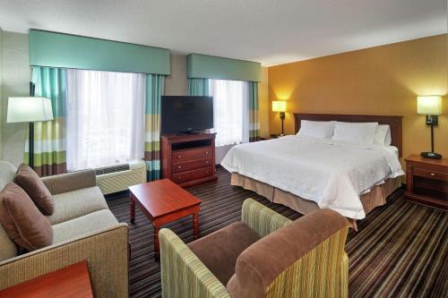 Télévision ou salle de divertissement dans l'établissement Hampton Inn & Suites by Hilton Toronto Airport