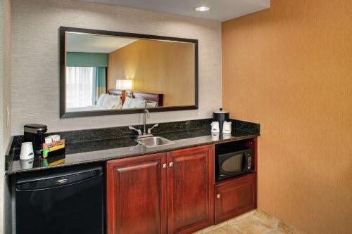 Cuisine ou kitchenette dans l'établissement Hampton Inn & Suites by Hilton Toronto Airport