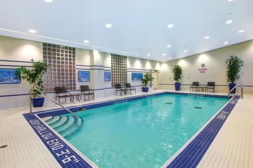 a large swimming pool in a hotel room at Hilton Garden Inn Toronto/Markham in Thornhill