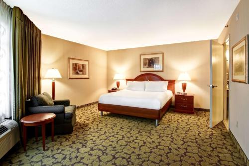 een hotelkamer met een bed en een stoel bij Hilton Garden Inn Toronto/Markham in Thornhill