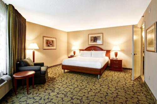 una camera d'albergo con letto e sedia di Hilton Garden Inn Toronto/Markham a Thornhill