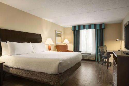 ein Hotelzimmer mit einem Bett und einem Fenster in der Unterkunft Hilton Garden Inn Toronto/Vaughan in Vaughan
