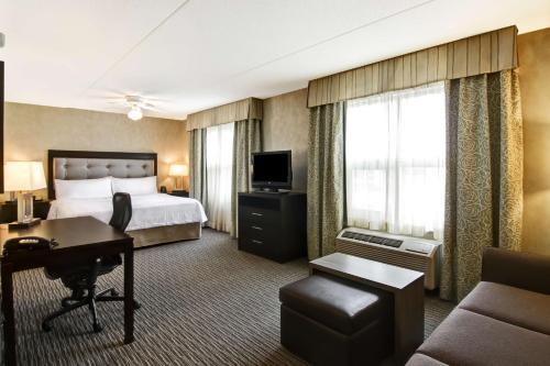 Habitación de hotel con cama y escritorio en Homewood Suites by Hilton Toronto-Markham, en Markham