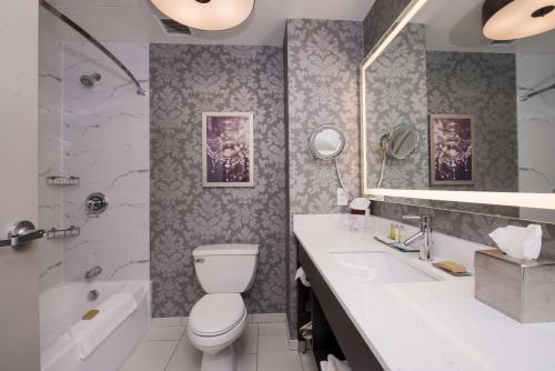 ユーティカにあるDoubleTree by Hilton Uticaのバスルーム(トイレ、洗面台、バスタブ付)