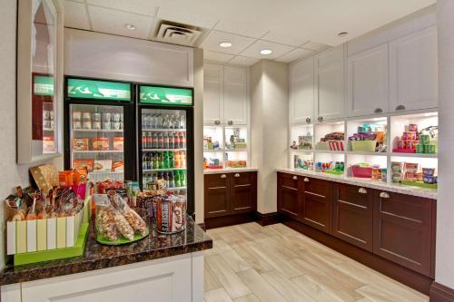 Кухня или мини-кухня в Homewood Suites by Hilton Toronto Oakville
