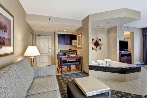 Гостиная зона в Homewood Suites by Hilton Toronto Oakville