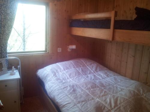 1 Schlafzimmer mit 2 Etagenbetten und einem Fenster in der Unterkunft Vetursetur in Laxamýri