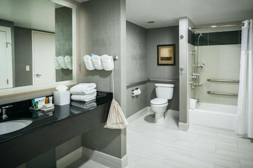 ブレントウッドにあるHilton Suites Brentwoodのバスルーム(洗面台、トイレ、シャワー付)