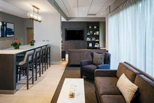 Μια τηλεόραση ή/και κέντρο ψυχαγωγίας στο Hilton Suites Brentwood